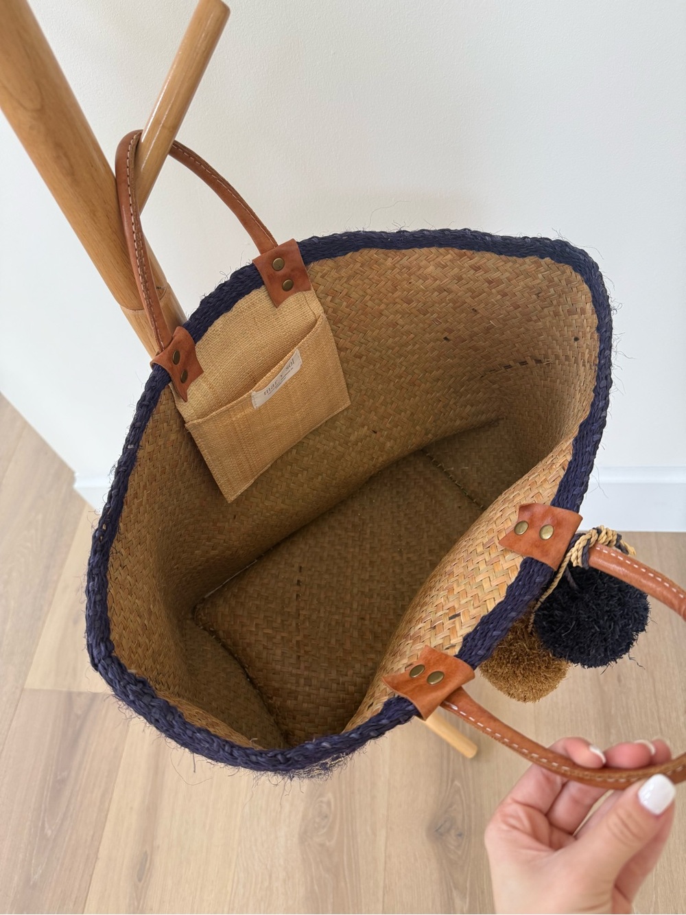 This is a Mar Y Sol Capri woven sisal tote in navy - Picture 6 of 7